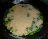 Foto del paso 3 de la receta: Frittata de tomate, cebolleta y queso de cabra