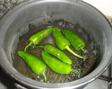 Foto del paso 4 de la receta: Tostas variadas de chorizos y pimientos de Padrón