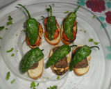 Foto del paso 5 de la receta: Tostas variadas de chorizos y pimientos de Padrón