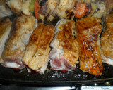 Foto del paso 2 de la receta: Costillas de cerdo a la plancha con cebollas al vino