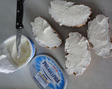 Foto del paso 3 de la receta: Tostada de queso con fresas