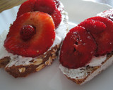 Foto del paso 4 de la receta: Tostada de queso con fresas