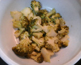 Foto del paso 1 de la receta: Brocoli con bechamel rosada y queso azul