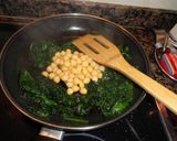 Foto del paso 2 de la receta: Espinacas con garbanzos con pimentón picante