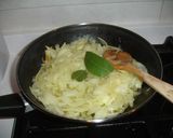 Foto del paso 3 de la receta: Empanada de atún escabechada