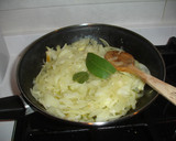 Foto del paso 3 de la receta: Empanada de atún escabechada