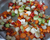 Foto del paso 2 de la receta: Solomillos de pavo estofados con verduras