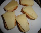 Foto del paso 1 de la receta: Tostas de queso gratinado, con canela y miel