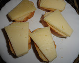 Foto del paso 1 de la receta: Tostas de queso gratinado, con canela y miel