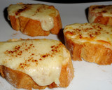 Foto del paso 3 de la receta: Tostas de queso gratinado, con canela y miel