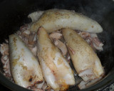 Foto del paso 5 de la receta: Calamares rellenos de carne en salsa de tomate