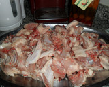 Foto del paso 1 de la receta: Pollo con piñones en salsa de tomate