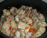 Foto del paso 2 de la receta: Pollo con piñones en salsa de tomate
