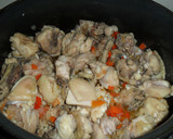 Foto del paso 2 de la receta: Pollo con piñones en salsa de tomate
