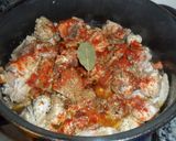 Foto del paso 3 de la receta: Pollo con piñones en salsa de tomate