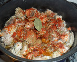 Foto del paso 3 de la receta: Pollo con piñones en salsa de tomate