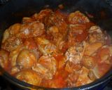 Foto del paso 4 de la receta: Pollo con piñones en salsa de tomate