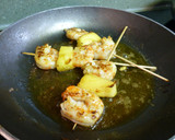 Foto del paso 2 de la receta: Brocheta de langostino y piña