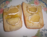 Foto del paso 2 de la receta: Tostas con queso de cabra y salchichas