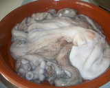 Foto del paso 1 de la receta: Pulpo en cazuela al horno a los tres vinos