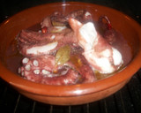 Foto del paso 2 de la receta: Pulpo en cazuela al horno a los tres vinos