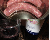 Foto del paso 1 de la receta: Butifarras al vino tinto con peras