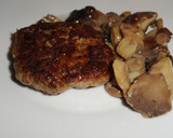 Foto del paso 4 de la receta: Hamburguesas de ternera con guarnición de setas