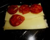 Foto del paso 2 de la receta: Tostas gratinadas de queso y chorizo