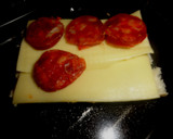 Foto del paso 2 de la receta: Tostas gratinadas de queso y chorizo