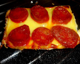 Foto del paso 3 de la receta: Tostas gratinadas de queso y chorizo