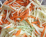 Foto del paso 3 de la receta: Ensalada de repollo, manzana y zanahoria con salsa especial