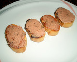 Foto del paso 1 de la receta: Tostas de paté a las finas hierbas y mermelada de frambuesa