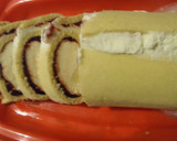 Foto del paso 3 de la receta: Arrollado de crema de queso y mermelada de frutillas