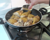 Foto del paso 1 de la receta: Pollo asado con cebollitas y bacón