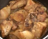 Foto del paso 7 de la receta: Pollo asado con cebollitas y bacón