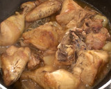 Foto del paso 7 de la receta: Pollo asado con cebollitas y bacón