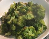 Foto del paso 4 de la receta: Brócoli a la plancha con ajos tiernos
