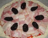 Foto del paso 3 de la receta: Pizza de bacon y ciruelas pasas