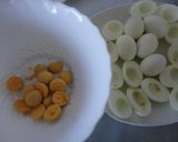 Foto del paso 2 de la receta: Huevos rellenos de gambas y surimi