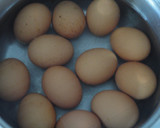 Foto del paso 1 de la receta: Huevos rellenos de gambas y surimi