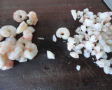 Foto del paso 3 de la receta: Huevos rellenos de gambas y surimi