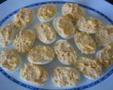 Foto del paso 7 de la receta: Huevos rellenos de gambas y surimi
