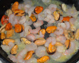 Foto del paso 2 de la receta: Conchas de mejillones y gambas gratinadas