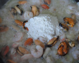 Foto del paso 3 de la receta: Conchas de mejillones y gambas gratinadas