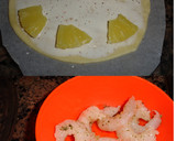 Foto del paso 2 de la receta: Mini pizza blanca tropical con langostinos