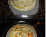 Foto del paso 4 de la receta: Mini pizza blanca tropical con langostinos