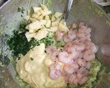 Foto del paso 2 de la receta: Aguacates con relleno de gambas, nueces y manzana