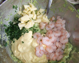 Foto del paso 2 de la receta: Aguacates con relleno de gambas, nueces y manzana