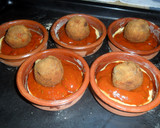 Foto del paso 7 de la receta: Albóndigas con napolitana gratinada en cazuelitas con brisa