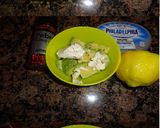 Foto del paso 2 de la receta: Dip de quesos y aguacate